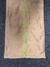 Load image into Gallery viewer, Green Leafs Table Runner