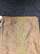 Load image into Gallery viewer, Green Leafs Table Runner