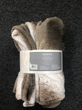 Load image into Gallery viewer, New Mon Chateau Honeycomb Ombre Throw, Tan, 60" x 70"
