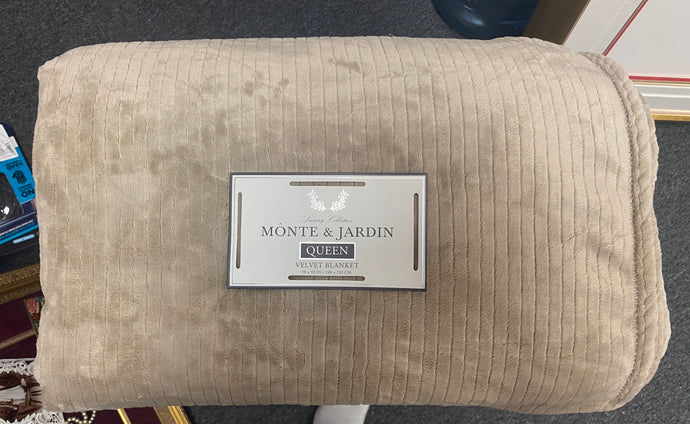 New Luxury Monte & Jardin Velvet Soft Queen Blanket 92x98 Plush Beige