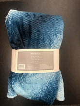 Load image into Gallery viewer, Mon Chateau Luxury Collection Ombre Texture Throw 60"x70" Blue